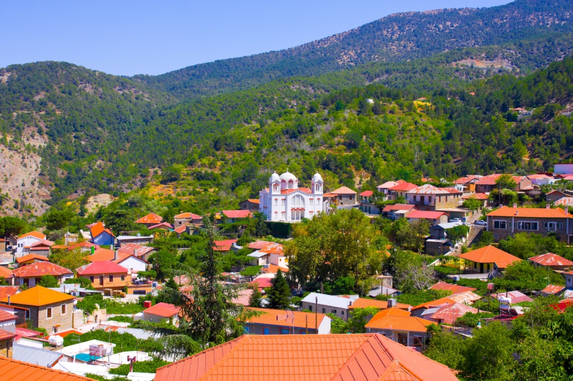 'Mountain Village Pedoulas, Cyprus. View over roofs of houses, mountains and Big church of Holy Cross. Village is one of most picturesque villages of Troodos mountain range ' - Zypern